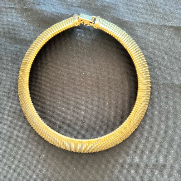 Vintage Napier Gold Tone Runway Choker Necklace Stretchy Gas Hose Style - Picture 8 of 9